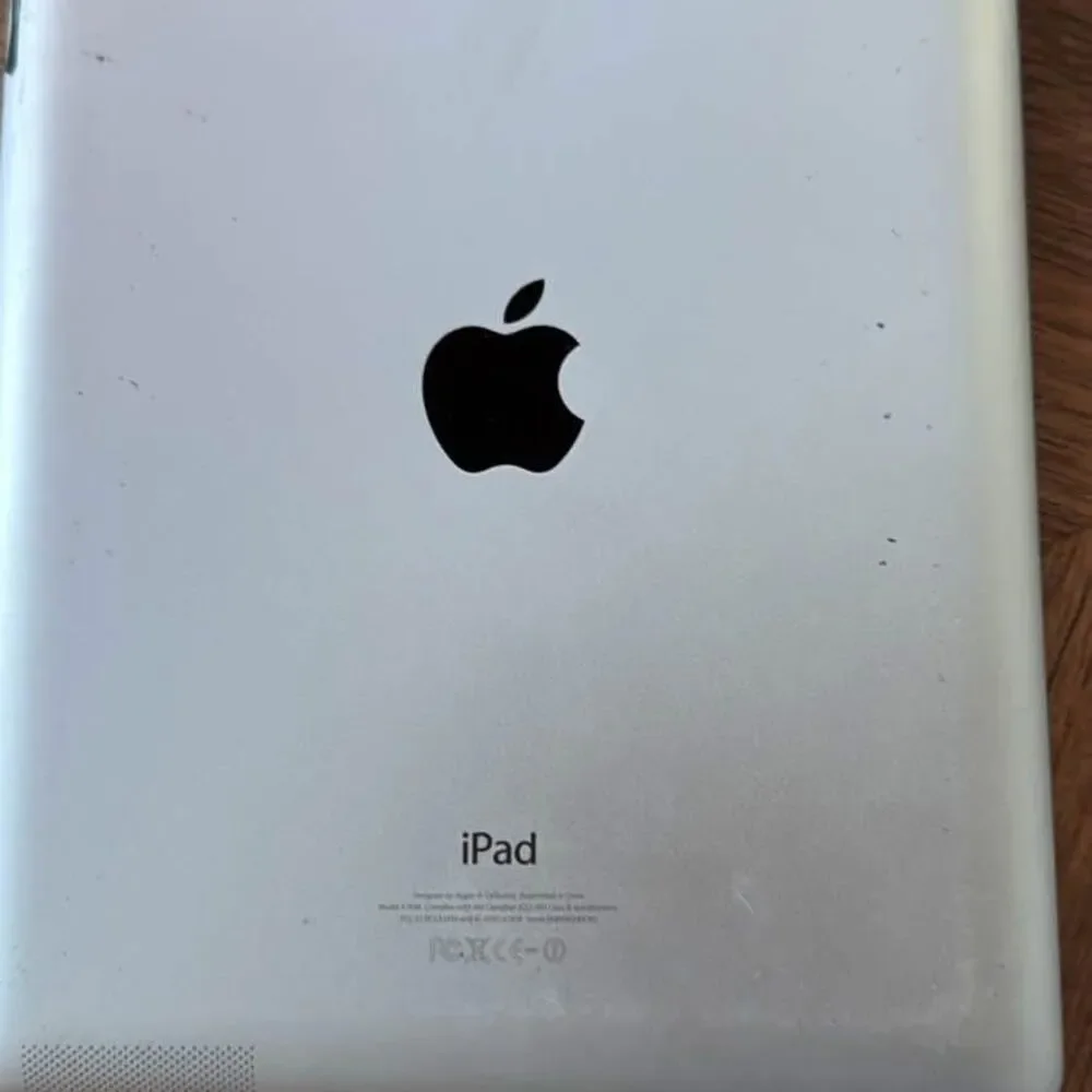 Ipad 32gb 9.7” small crack works fine